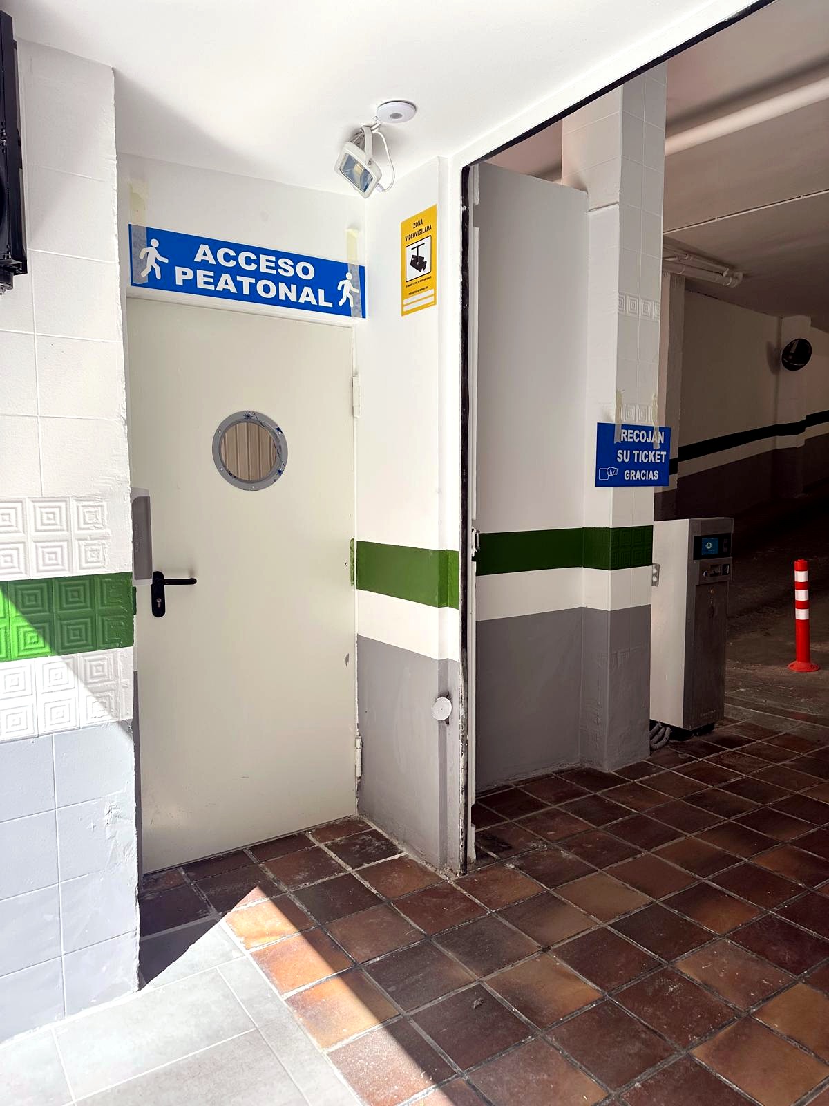 Acceso peatonal al parking