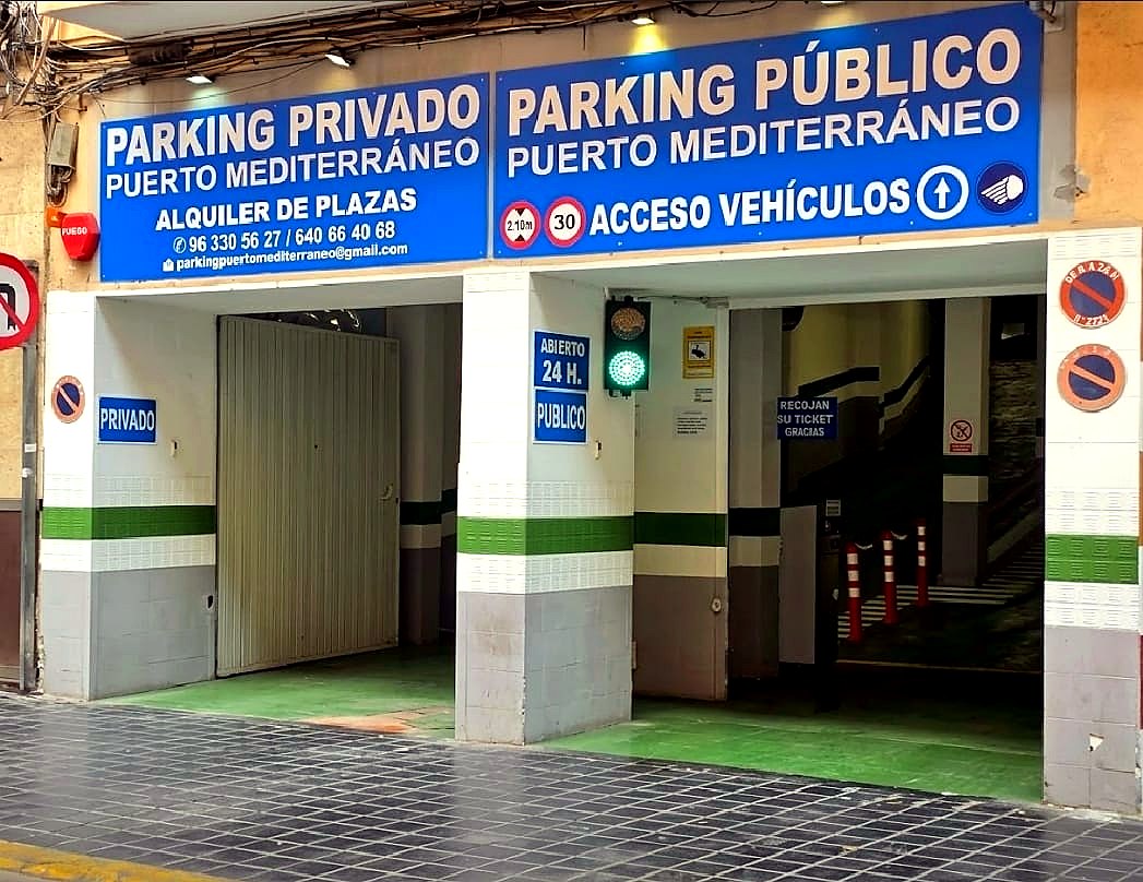 Entrada exterior del Parking Puerto Mediterráneo en Valencia