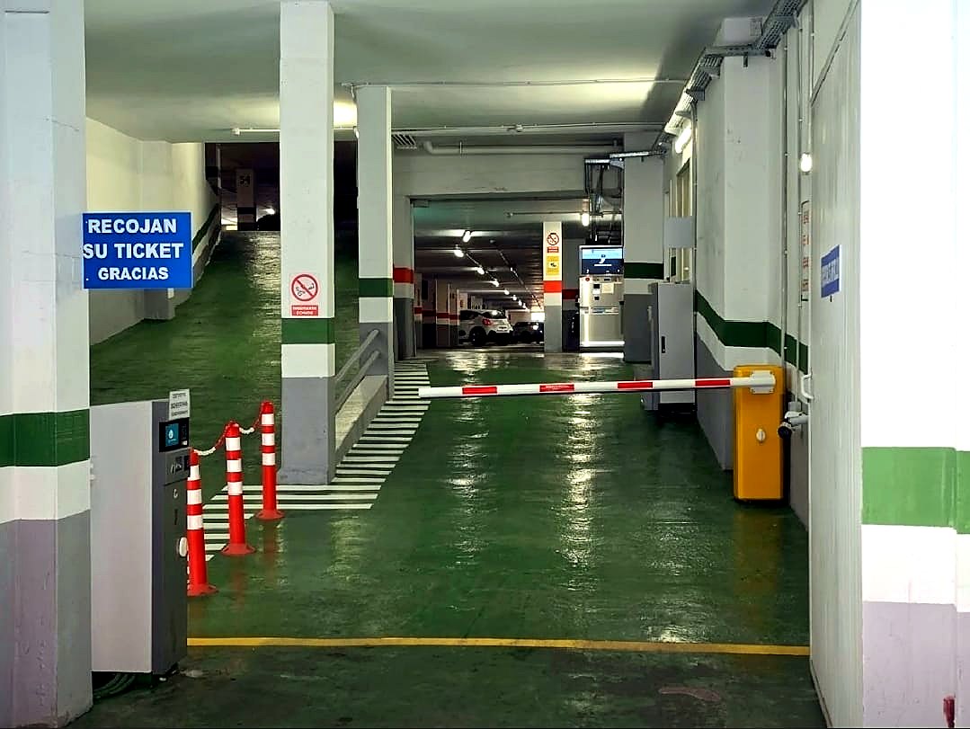 Interior del parking con barrera de acceso