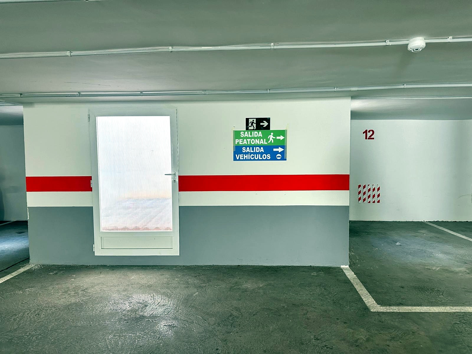 Patio abierto del parking con luz y ventilación natural
