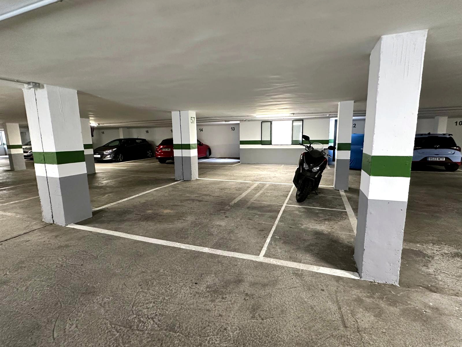 Plazas de aparcamiento y zona de circulación interior
